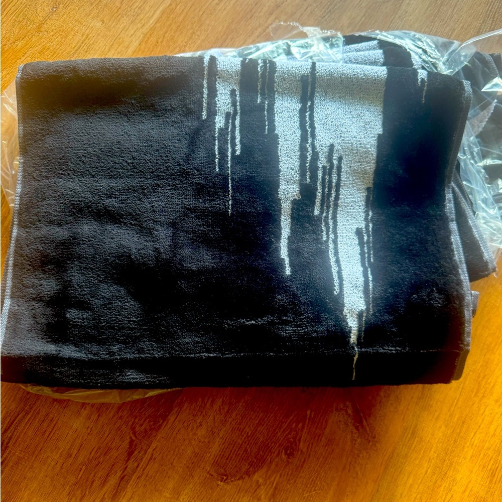 Missoni Home - Set of 2 skunk Hand Towels - Black & White